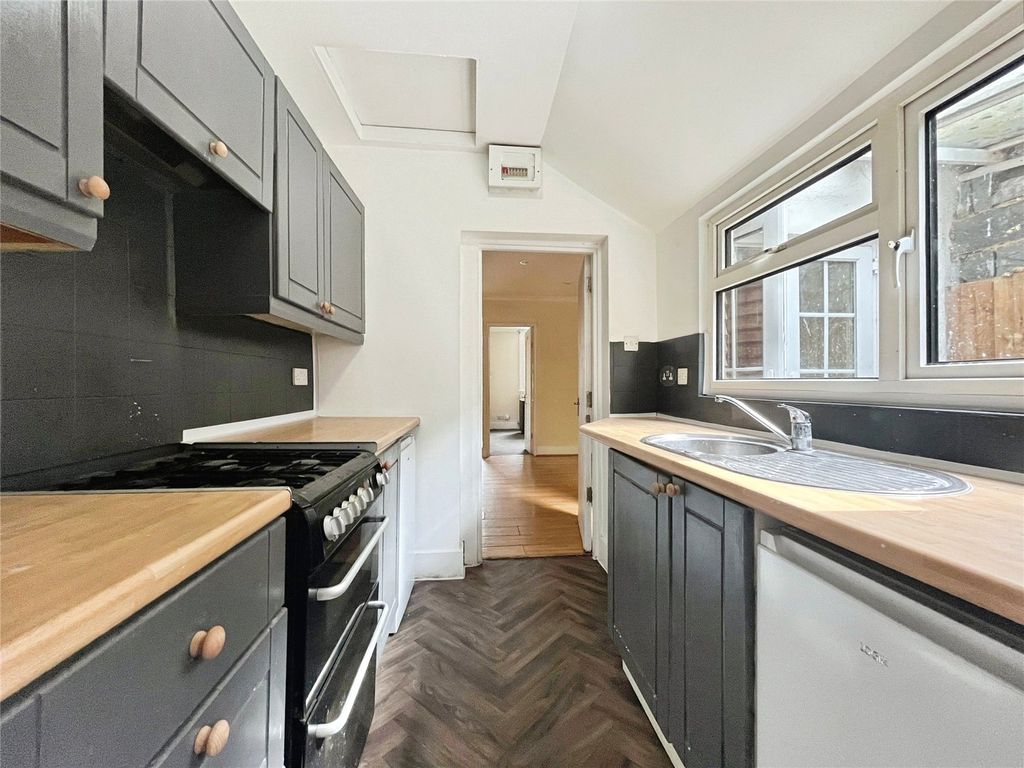 Property photo 2 of 8 Kitchen