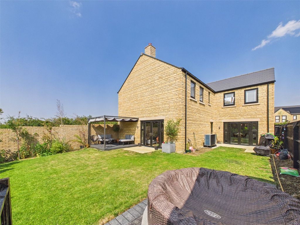 Property photo 2 of 28 Picture No. 15