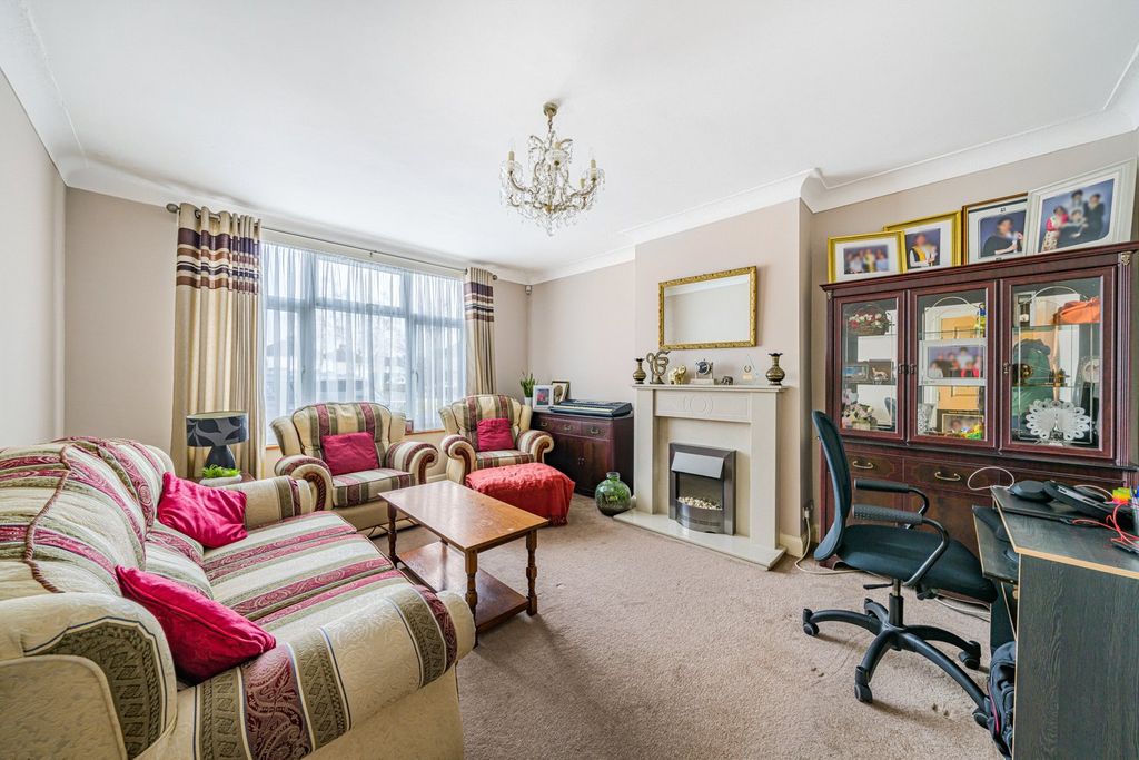 Property photo 2 of 24 Lounge