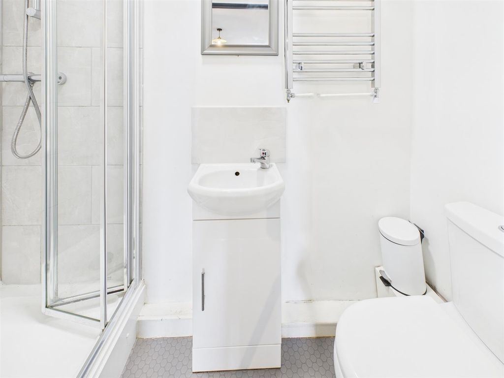 Property photo 2 of 10 Bathroom