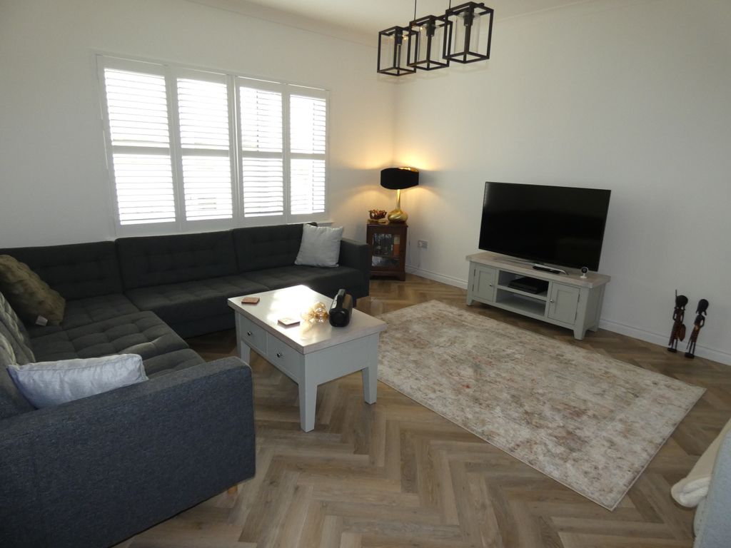 Property photo 3 of 19 Lounge