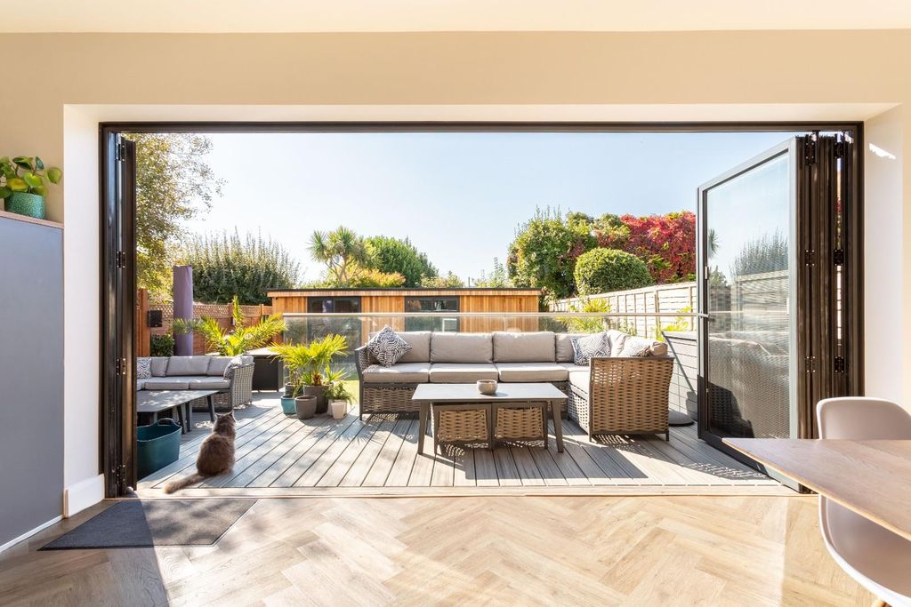 Property photo 3 of 27 Court Farm Road-22.Jpg