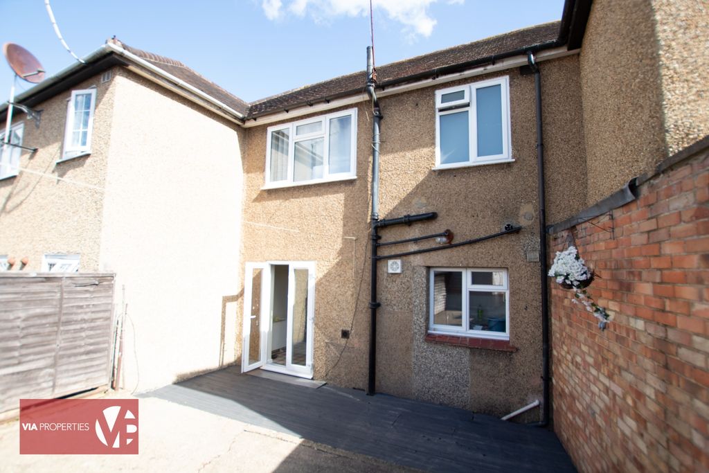 Property photo 1 of 12 6 Stanstead Road Hoddesdon Via Properties Estate Letting Commerc