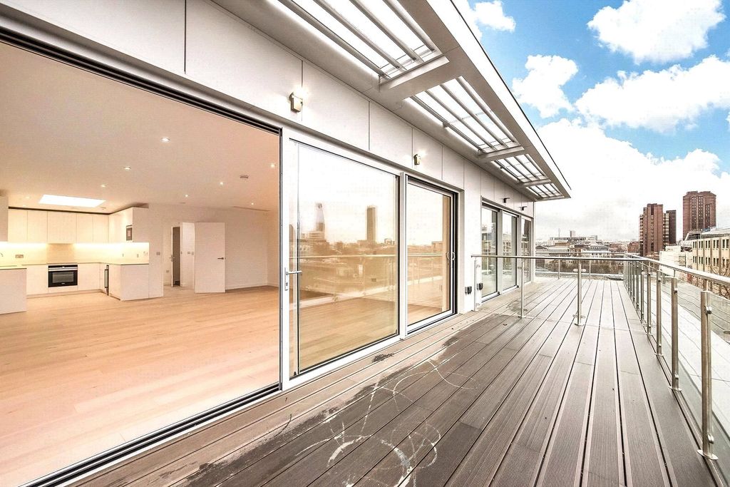 Property photo 3 of 14 Waterloo Road