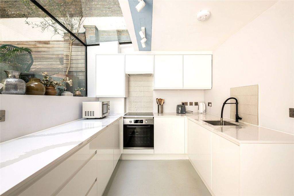 Property photo 3 of 10 Kitchen