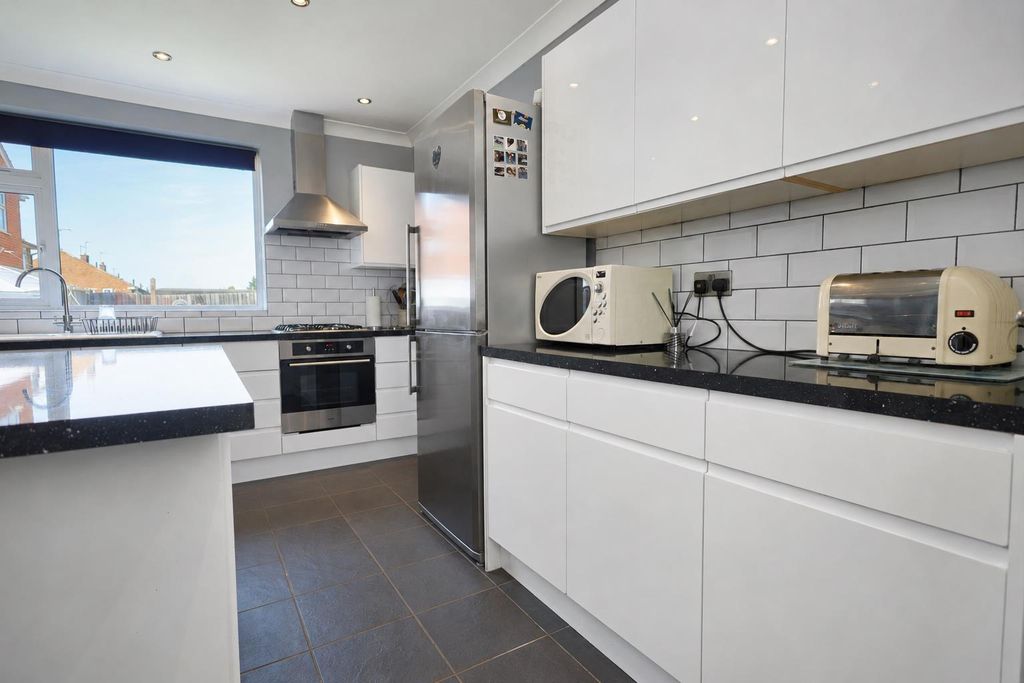 Property photo 3 of 21 Kitchen 3.Png
