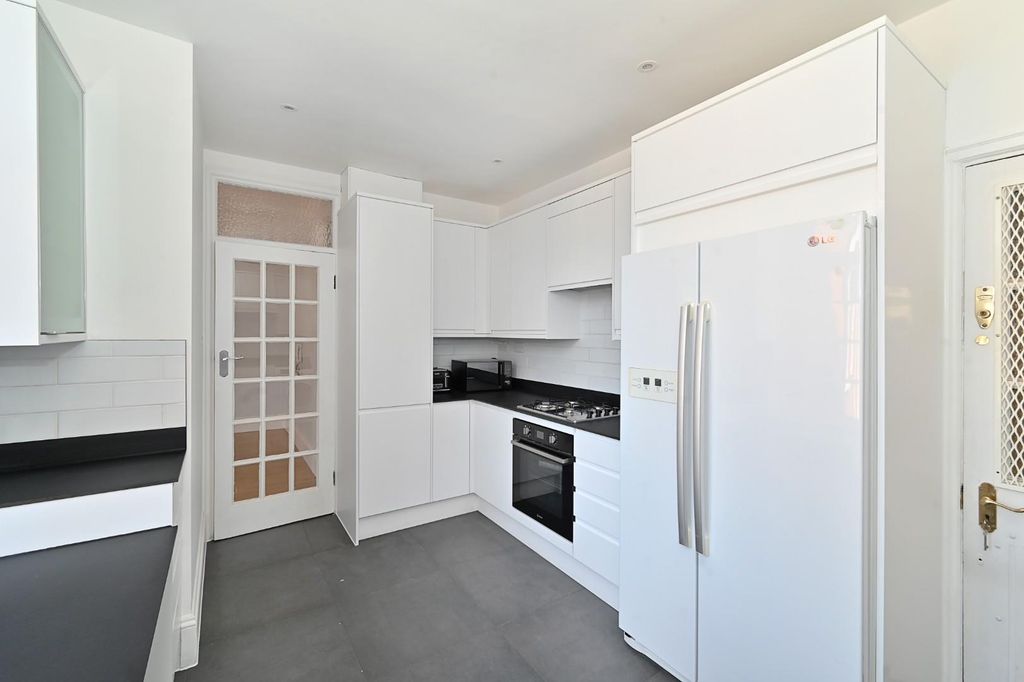 Property photo 3 of 13 77-Bryanston-Court (2).Jpg