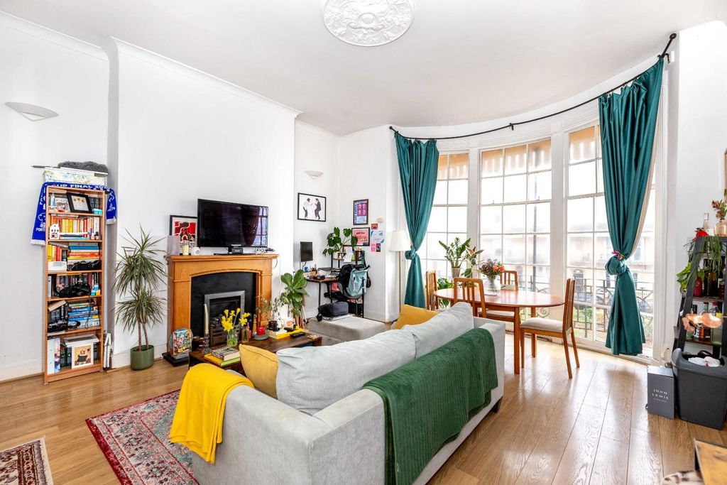 Property photo 2 of 29 Bedford Square-03.Jpg