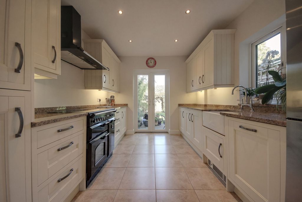 Property photo 3 of 18 Kitchen