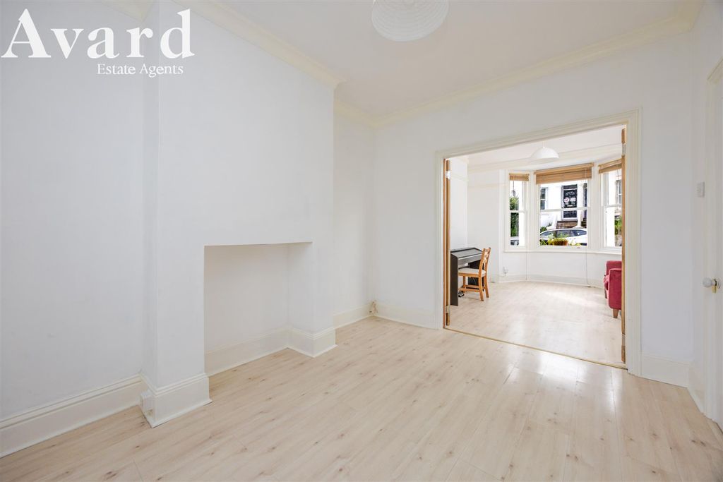 Property photo 3 of 21 Crescent Road_29-019.Jpg