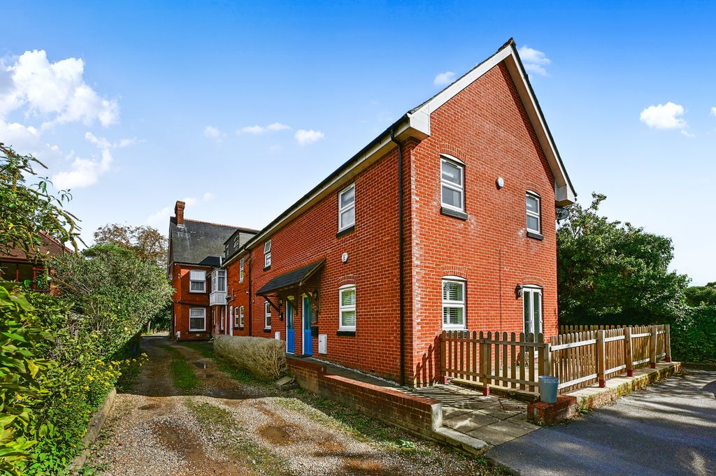 Property photo 1 of 8 Photo 6