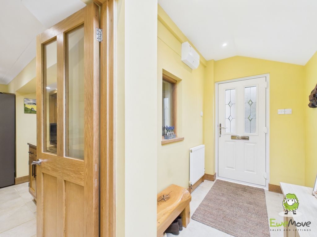 Property photo 3 of 21 Ewemove Estate Agents Basingstoke - Dursley Cottag