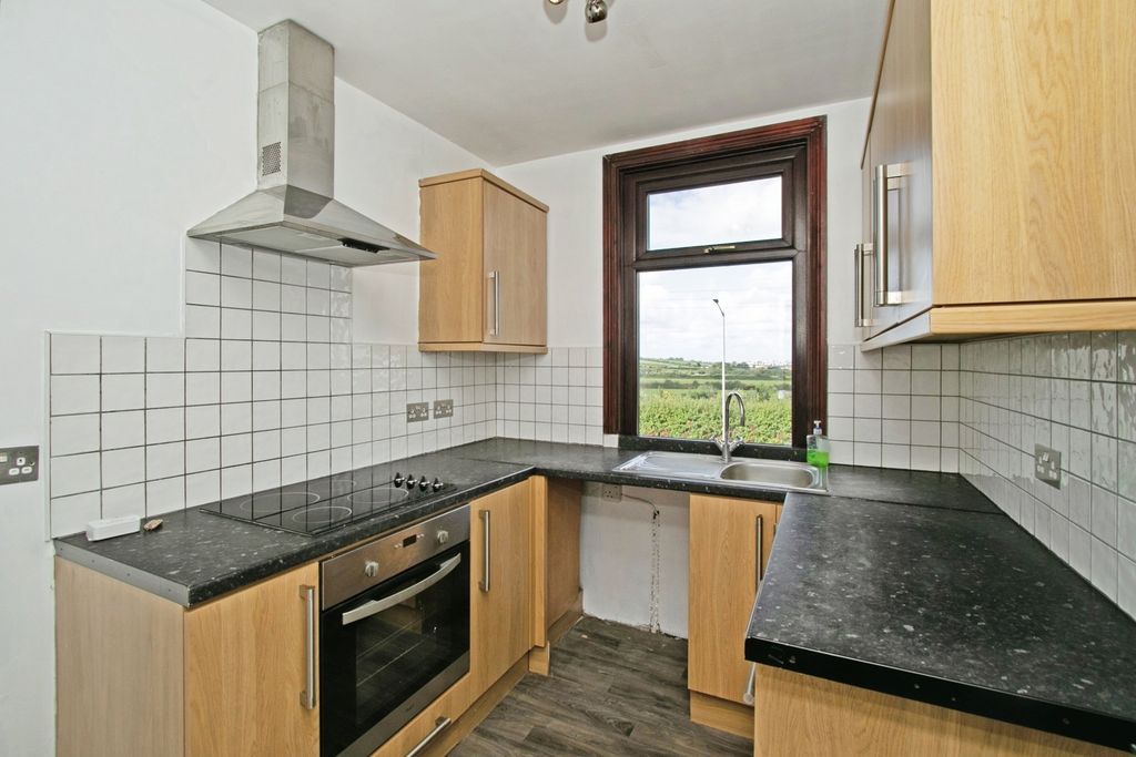 Property photo 3 of 25 Kitchen