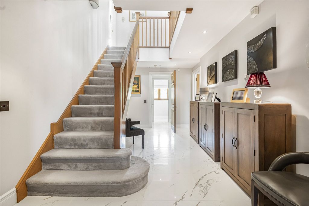 Property photo 3 of 27 Entrance Hall