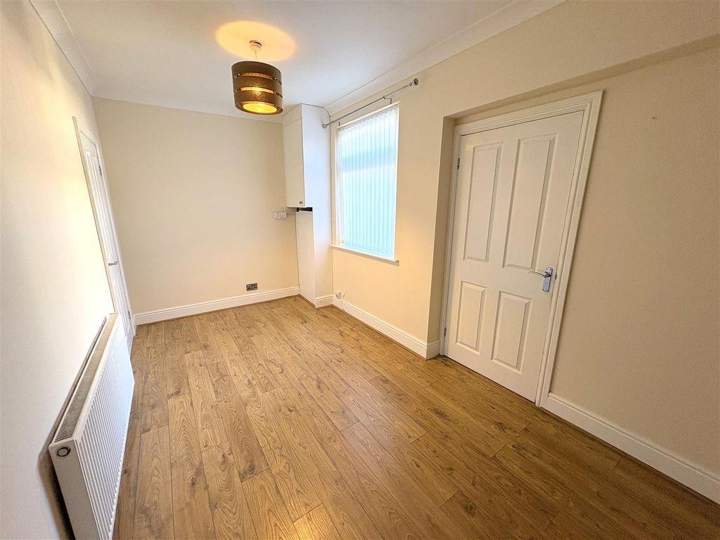 Property photo 3 of 10 Dining Room