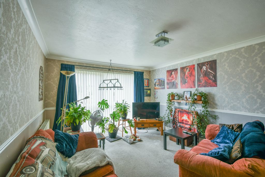 Property photo 2 of 21