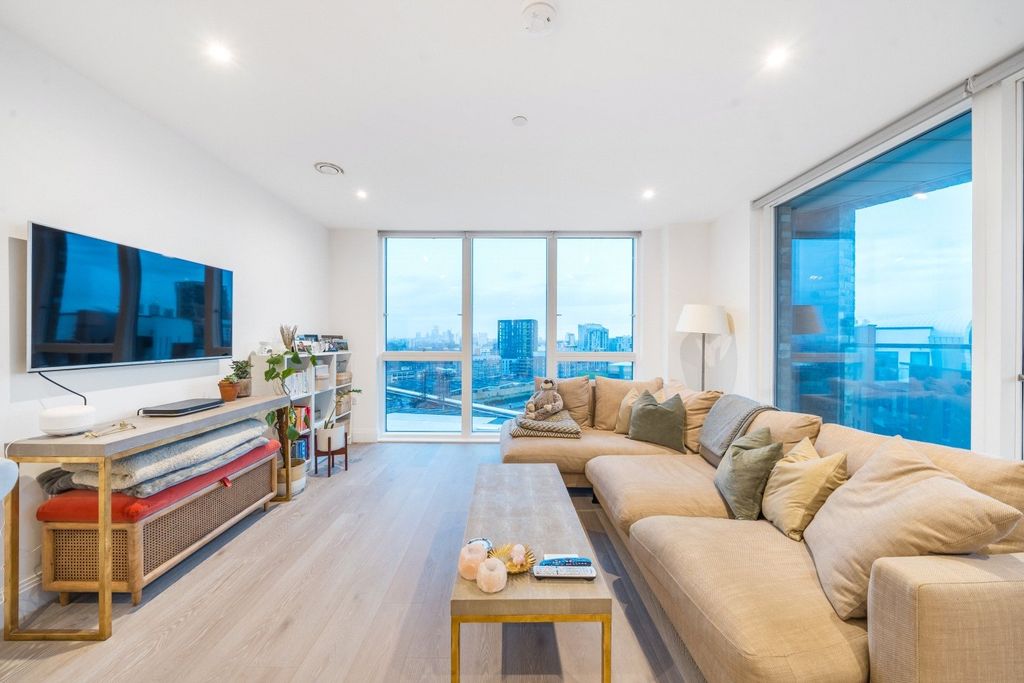 Property photo 1 of 18 Lounge