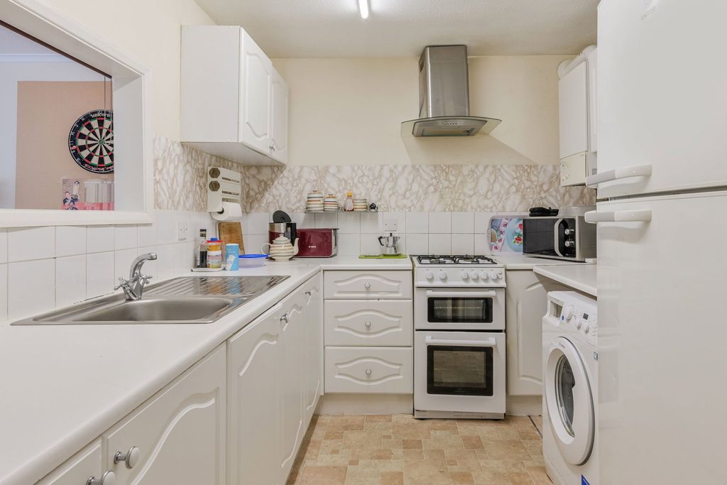 Additional image 7 of 3 bed flat for saleHigh Street, Lingfield RH7