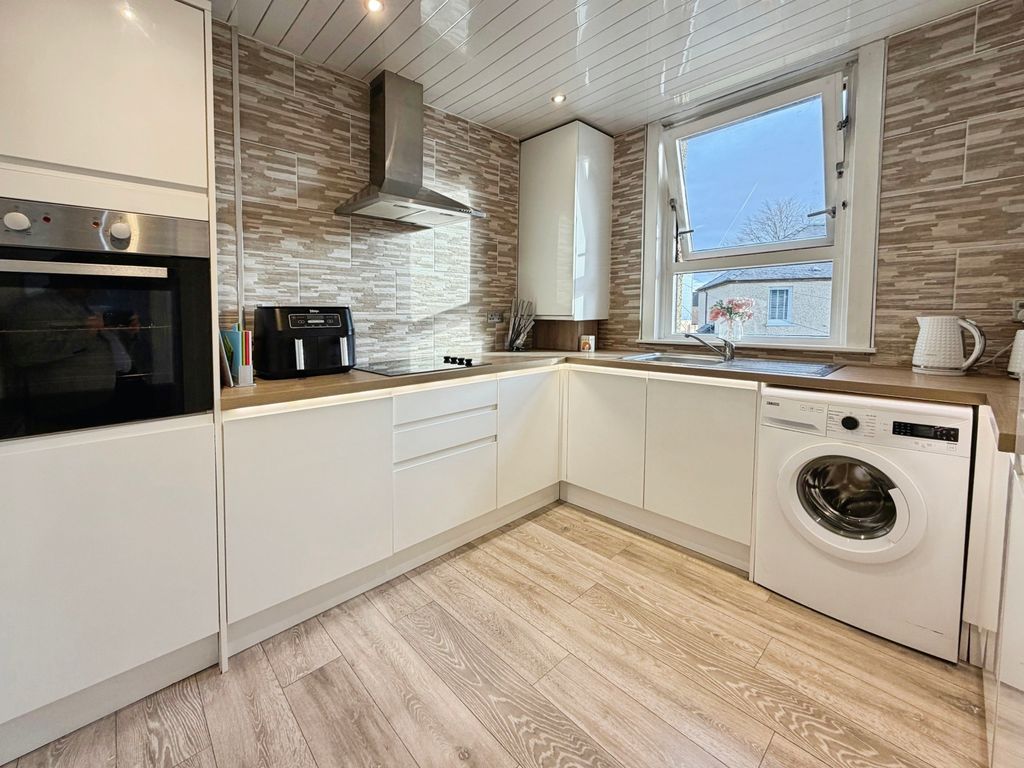 Property photo 2 of 11 Kitchen