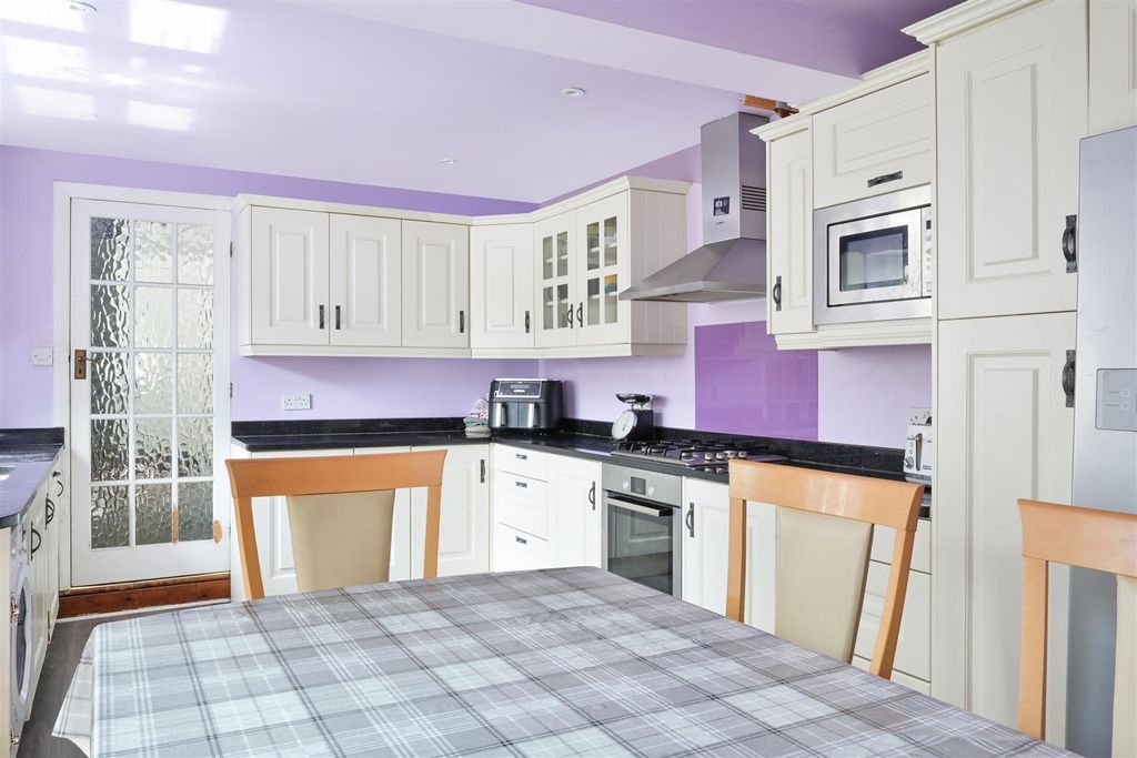 Property photo 3 of 28 Nutfield Road (3).Jpg