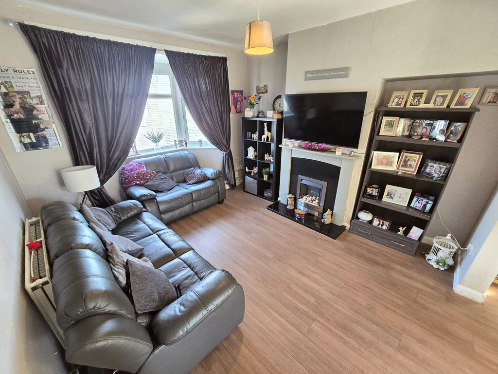 Property photo 3 of 11 Lounge A