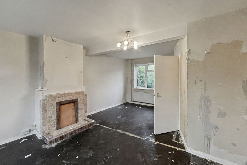 Property photo 2 of 23 52 Kingscroft Road, Banstead, Surrey, Sm7 3Ly