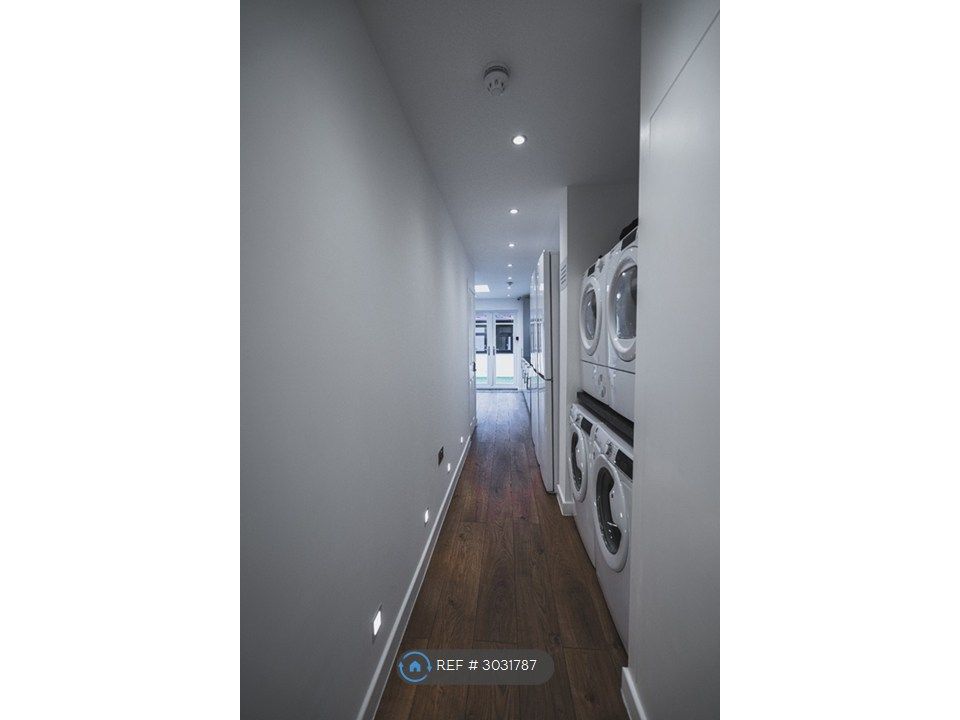 Property photo 2 of 16 Hallway To Communal Kitchen, Laundry And Garden