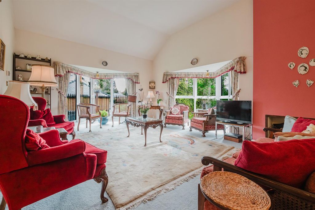 Property photo 2 of 28 Lounge