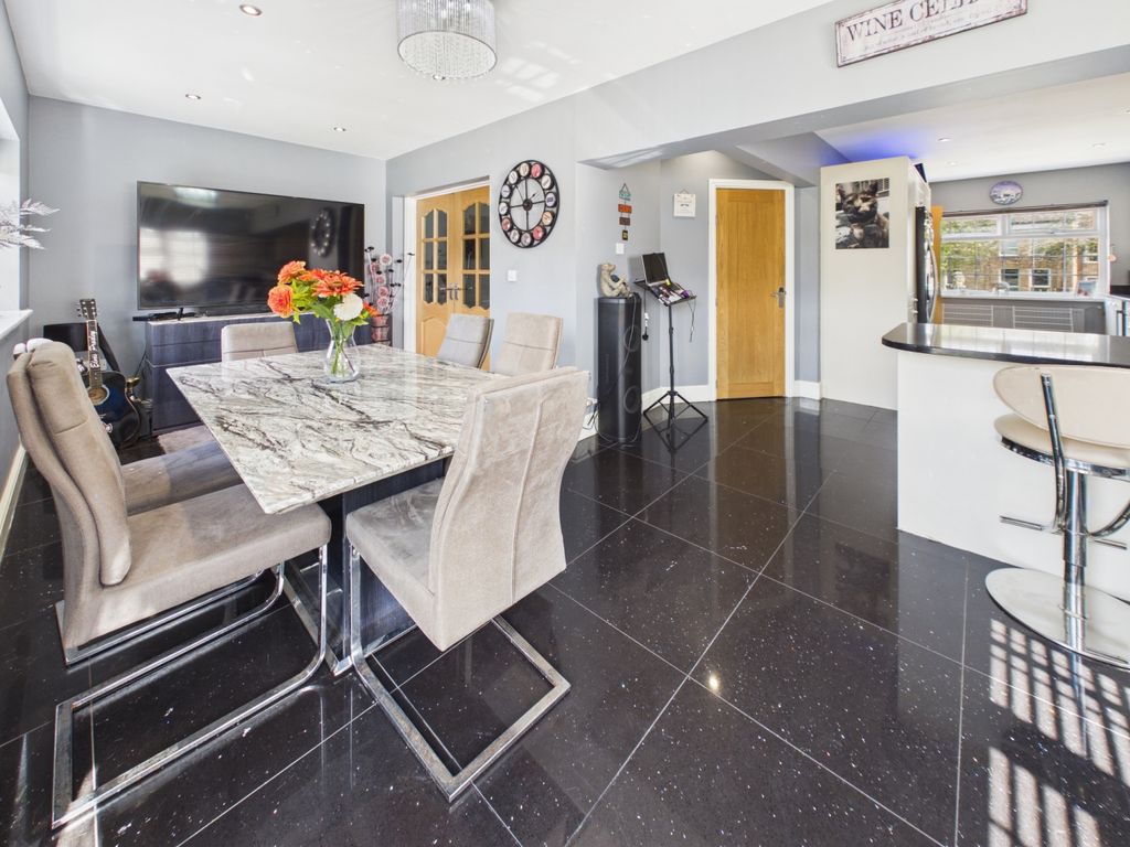 Property photo 3 of 35 Cam04233G0-Pr0061-Still008