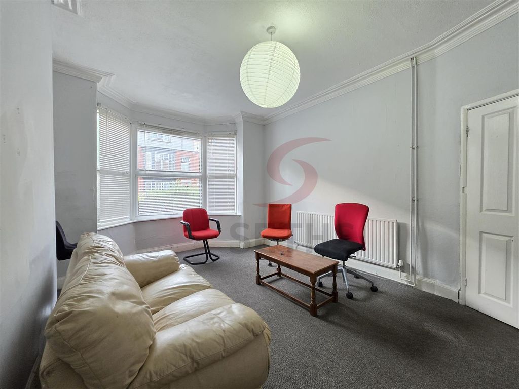 Property photo 3 of 12 Lounge