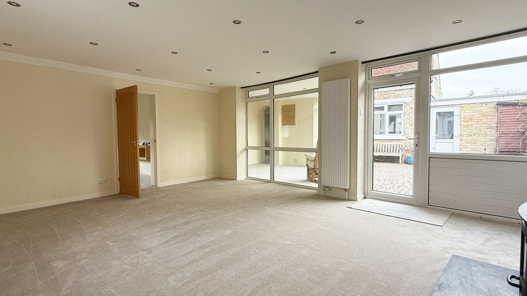 Property photo 3 of 23 Living Room (3)