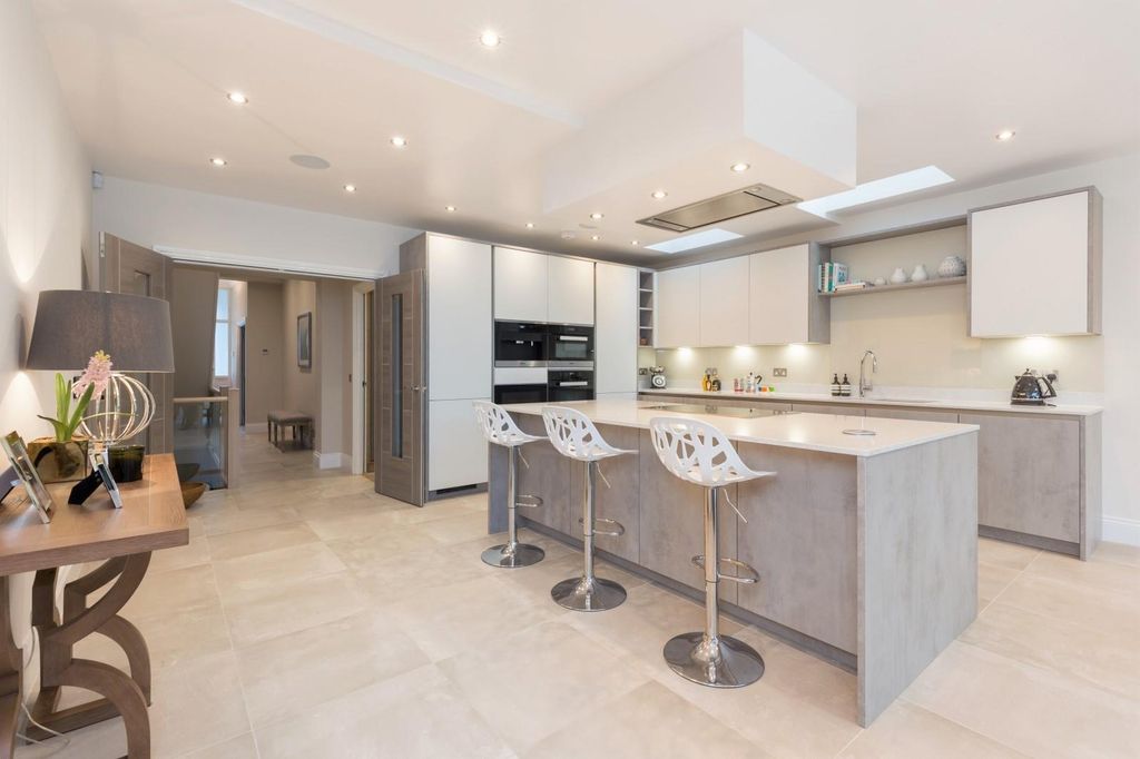 Property photo 3 of 17 Image