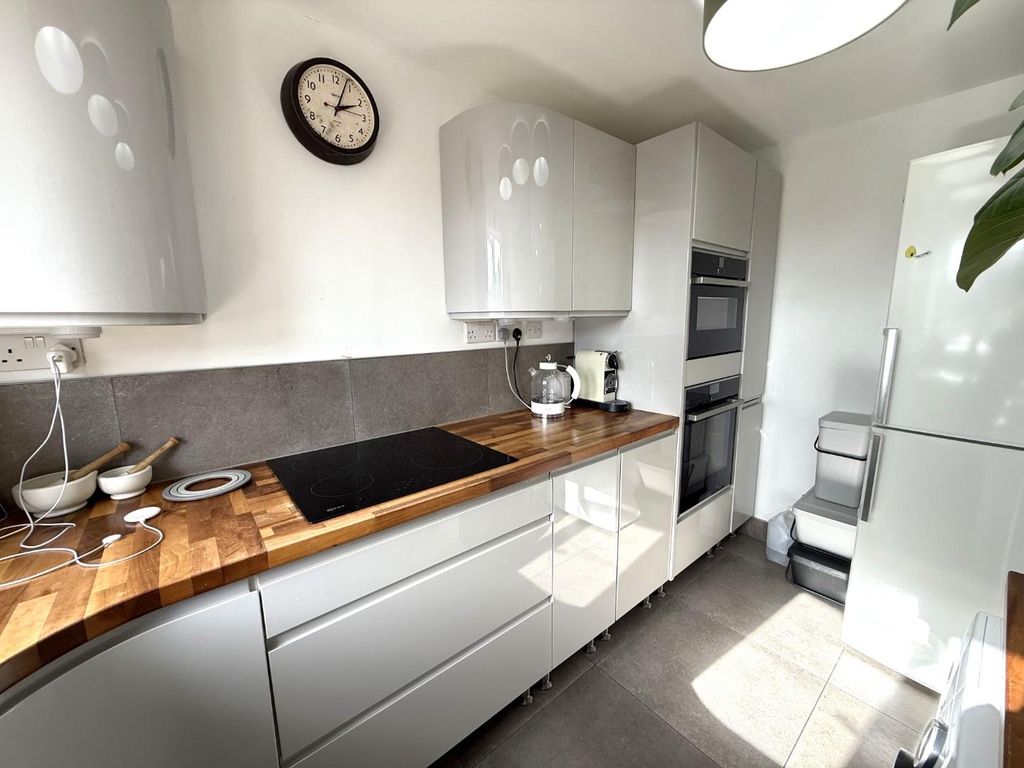 Property photo 3 of 10 Kitchen