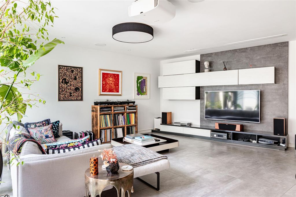 Property photo 3 of 17 Beethoven Street-1.Jpg