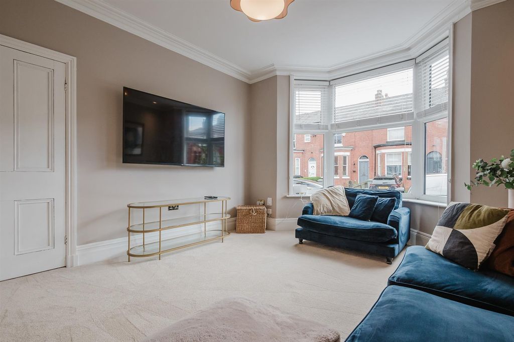 Property photo 2 of 30 Lounge