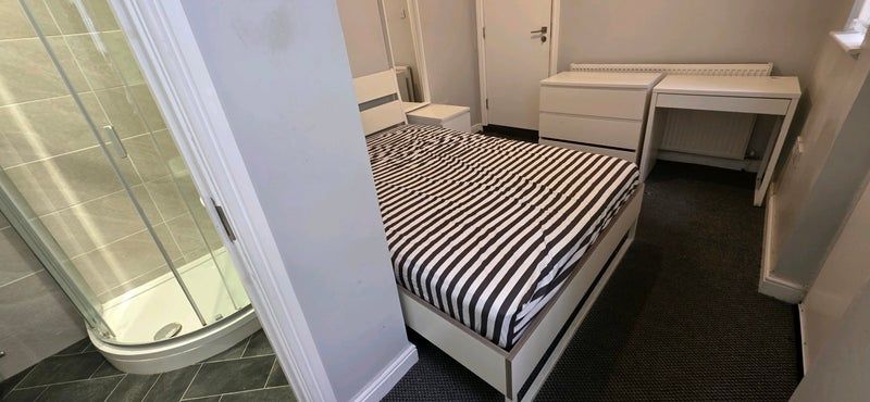 Property photo 1 of 8 Compact Double Bedroom With Ensuite And Desk...