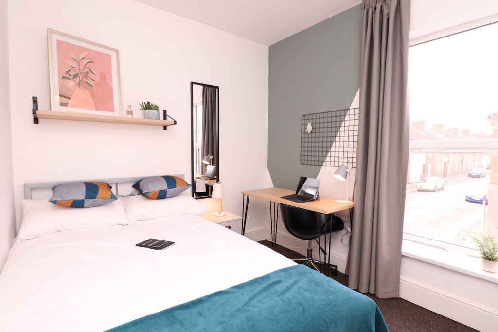 Property photo 2 of 7 A Bright And Inviting Double Bedroom, Featuring St...