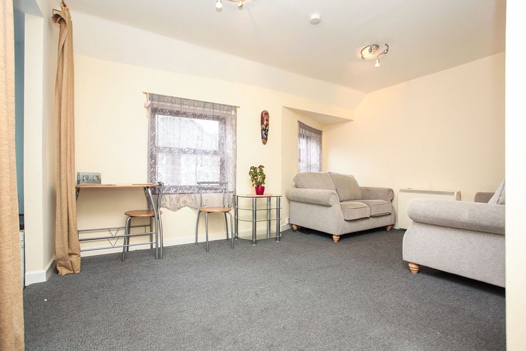 Property photo 3 of 7 Lounge