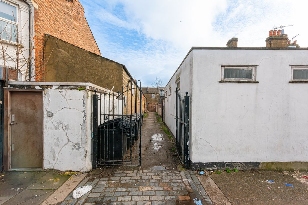 Property photo 1 of 16 Georges Place 2-5-002