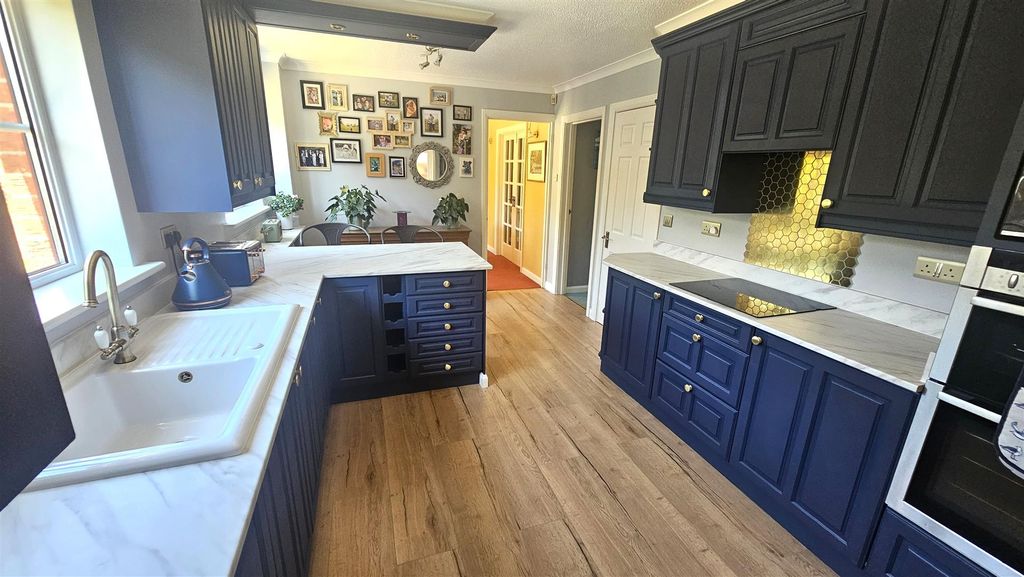Property photo 3 of 15 Further Kitchen.Jpg