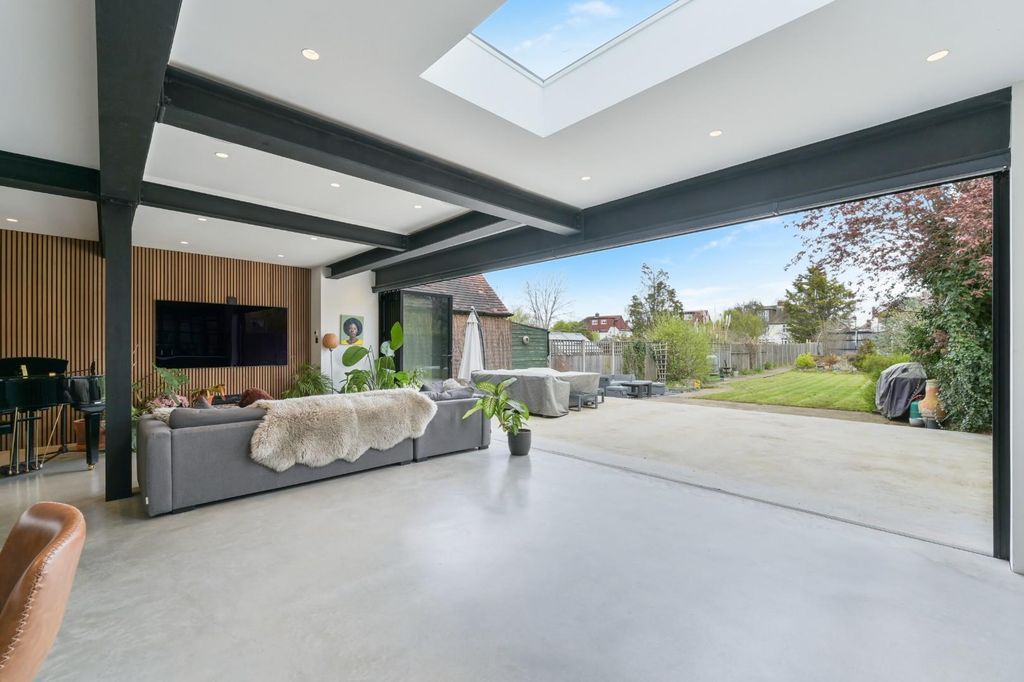 Property photo 2 of 24 Oaks Avenue