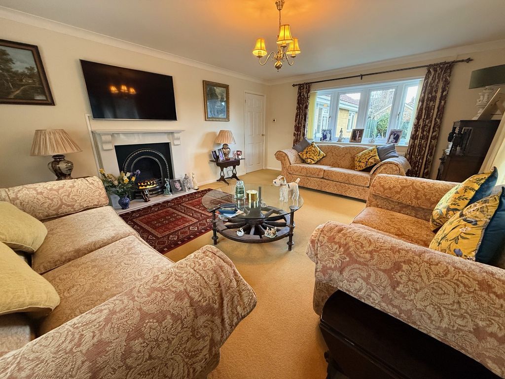 Property photo 2 of 20 Lounge