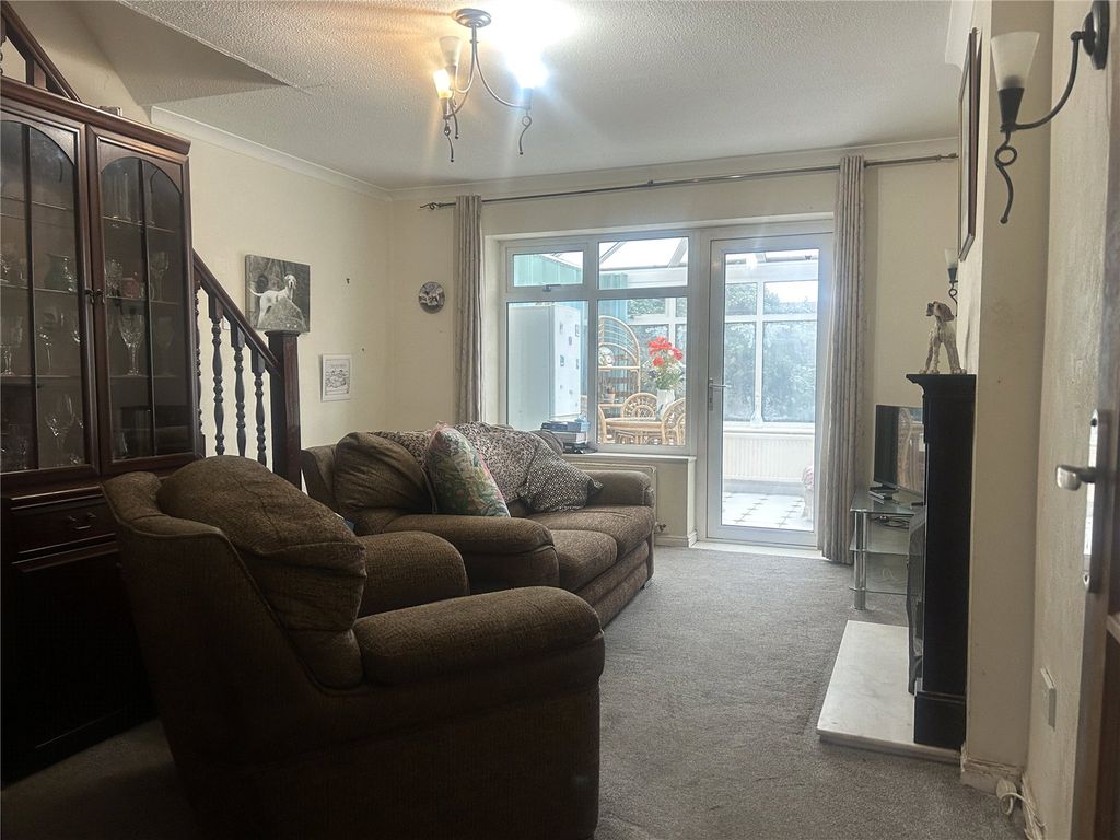 Property photo 3 of 11 Lounge