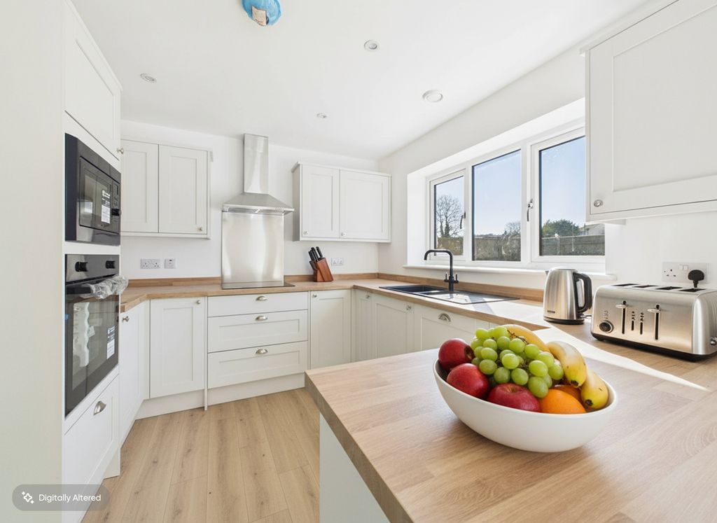 Property photo 3 of 13 Kitchen