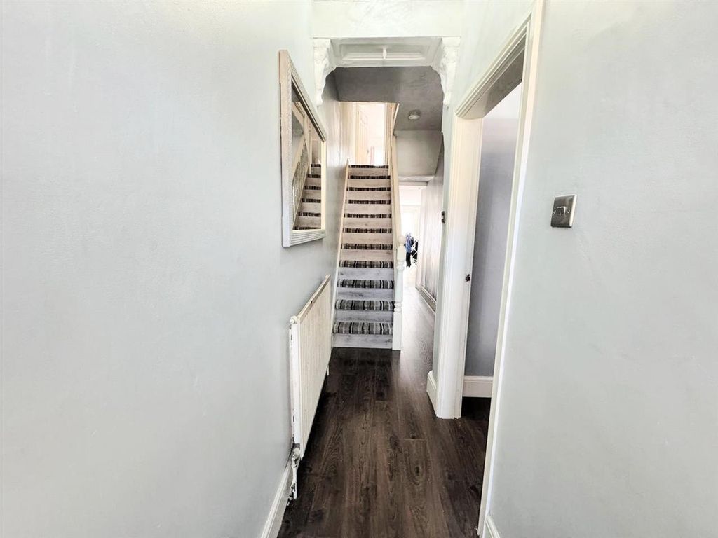 Property photo 2 of 14 Entrance Hall