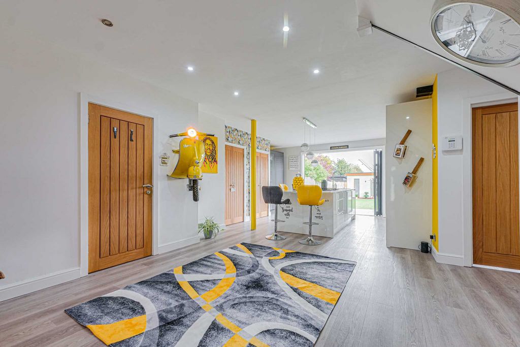 Property photo 3 of 33