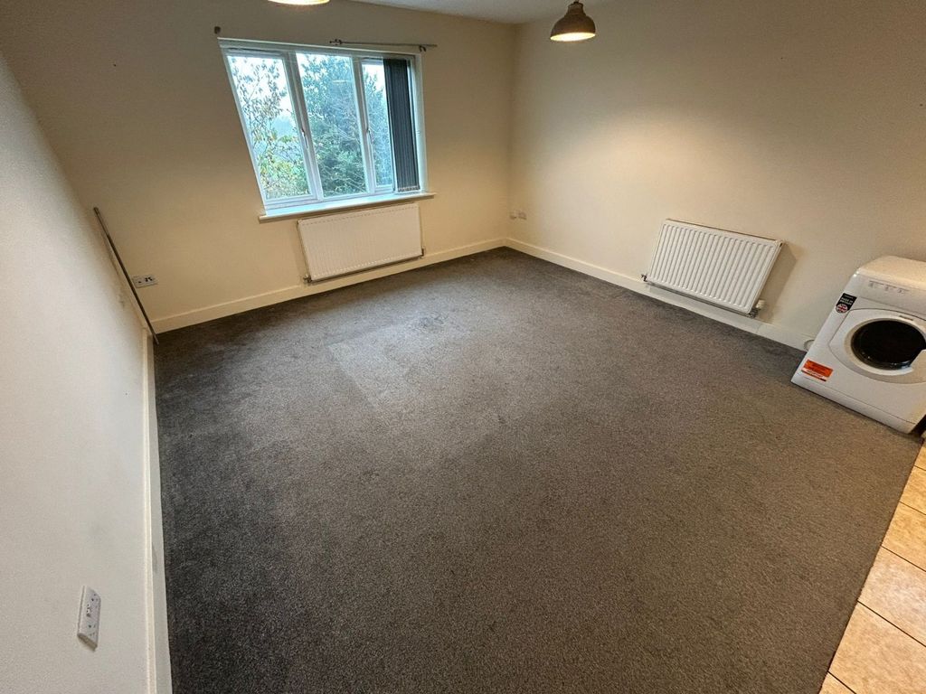 Property photo 2 of 8 Picture No. 15