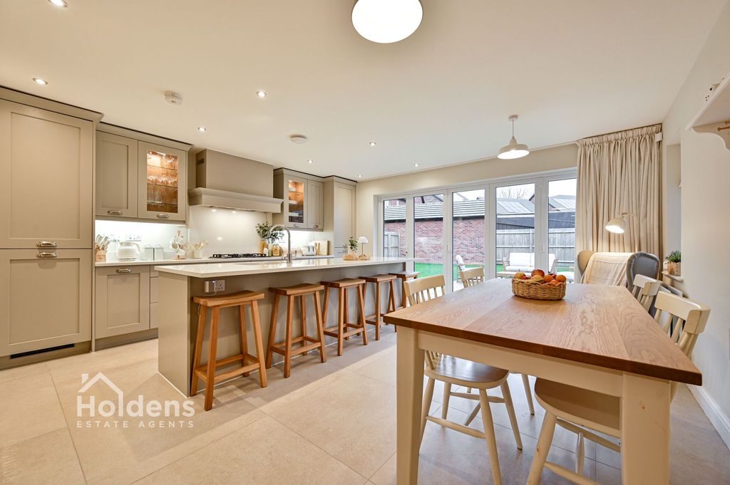 Property photo 2 of 32