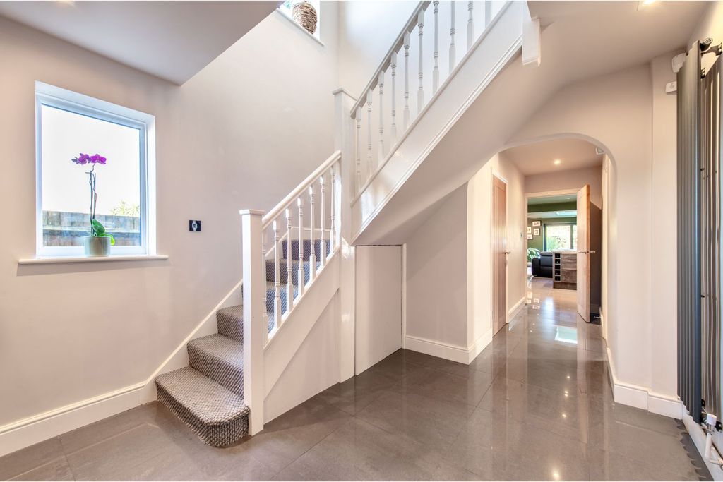 Property photo 3 of 31 Entrance Hall