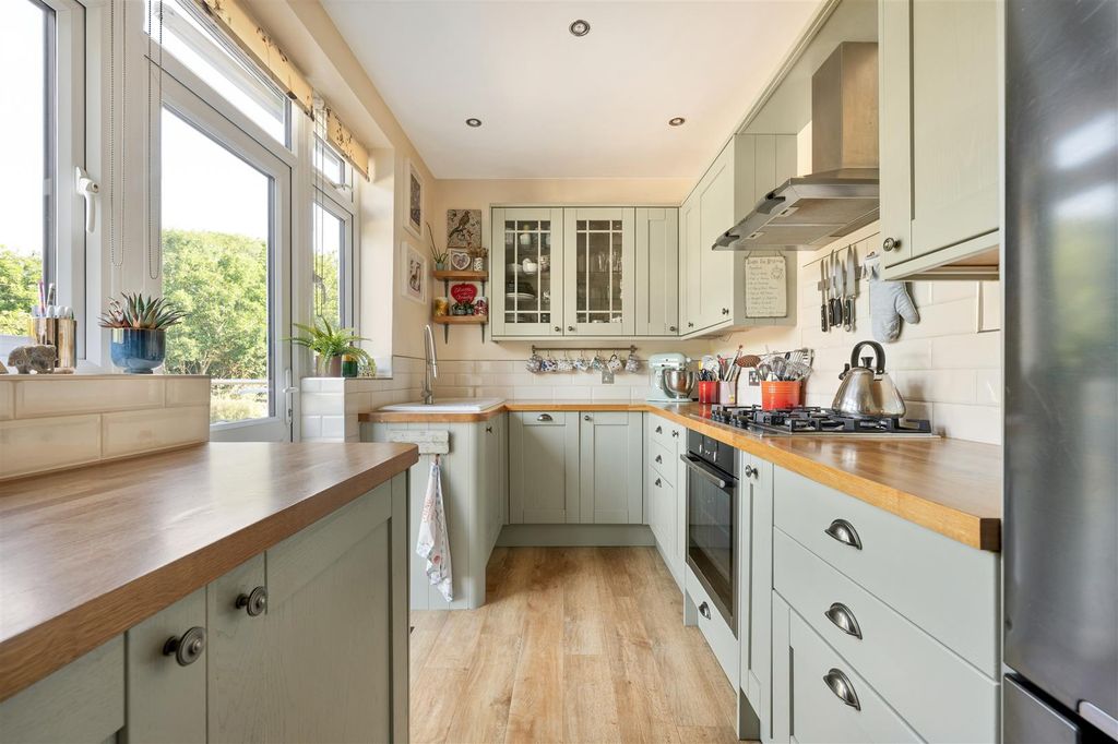 Property photo 3 of 32 Lechmere Avenue, Ig8